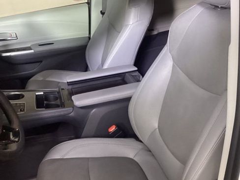 Used 2021 Toyota Sienna Limited image 13