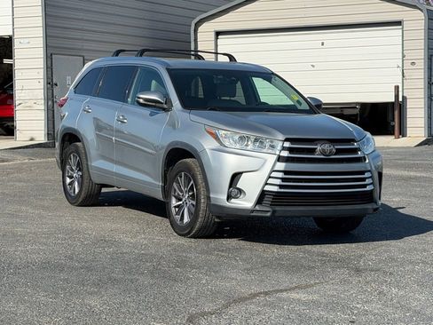 Used 2018 Toyota Highlander XLE image 2