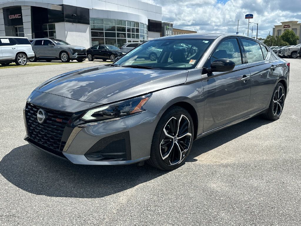 Used 2025 Nissan Altima 2.5 SR FWD image 3