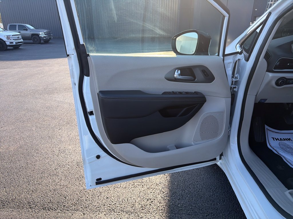 Used 2024 Chrysler Pacifica Touring-L FWD image 11