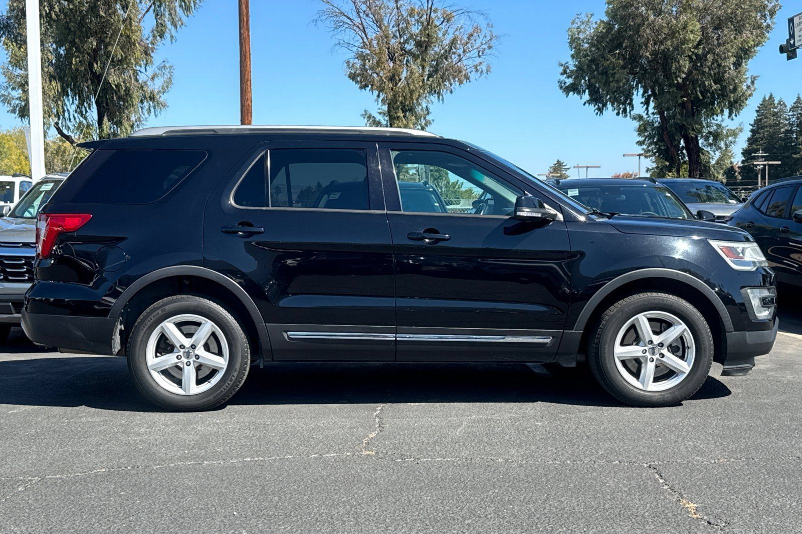 Used 2016 Ford Explorer XLT w/ Equipment Group 202A AWD/4WD image 4