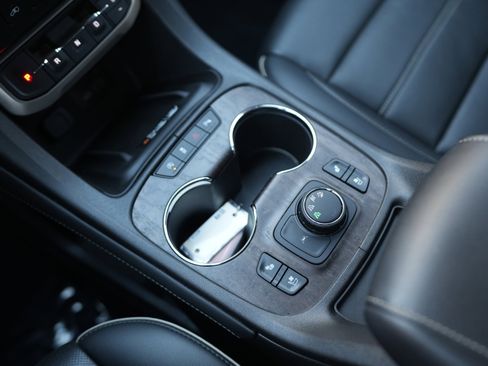 Used 2023 GMC Acadia Denali image 17