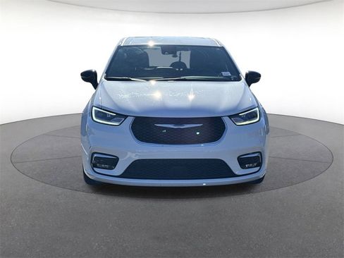 Used 2025 Chrysler Pacifica Select image 8