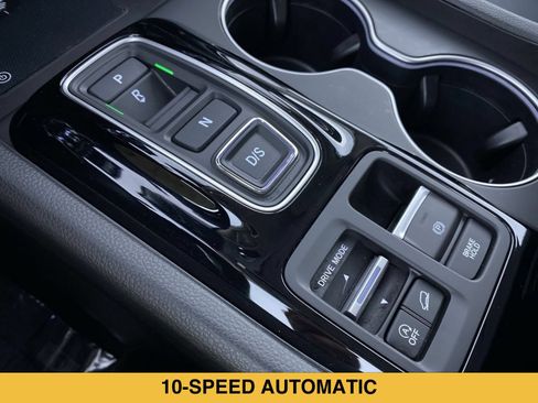 Used 2025 Honda Pilot Touring image 8