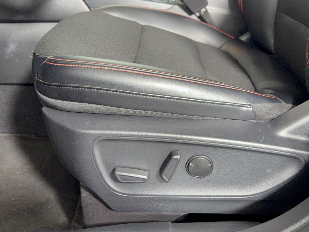 Used 2025 Ford Escape ST-Line Select AWD/4WD image 16