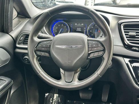 Used 2019 Chrysler Pacifica Touring Plus w/ S Appearance Package FWD image 13
