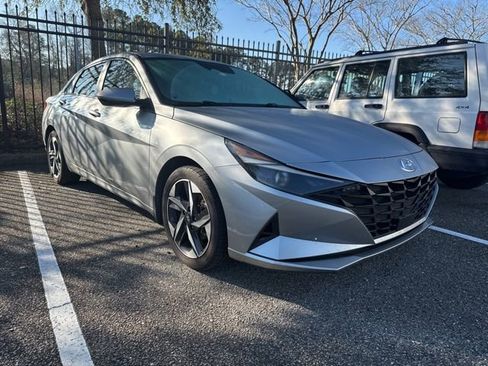 Used 2023 Hyundai Elantra SEL w/ Convenience Package image 2