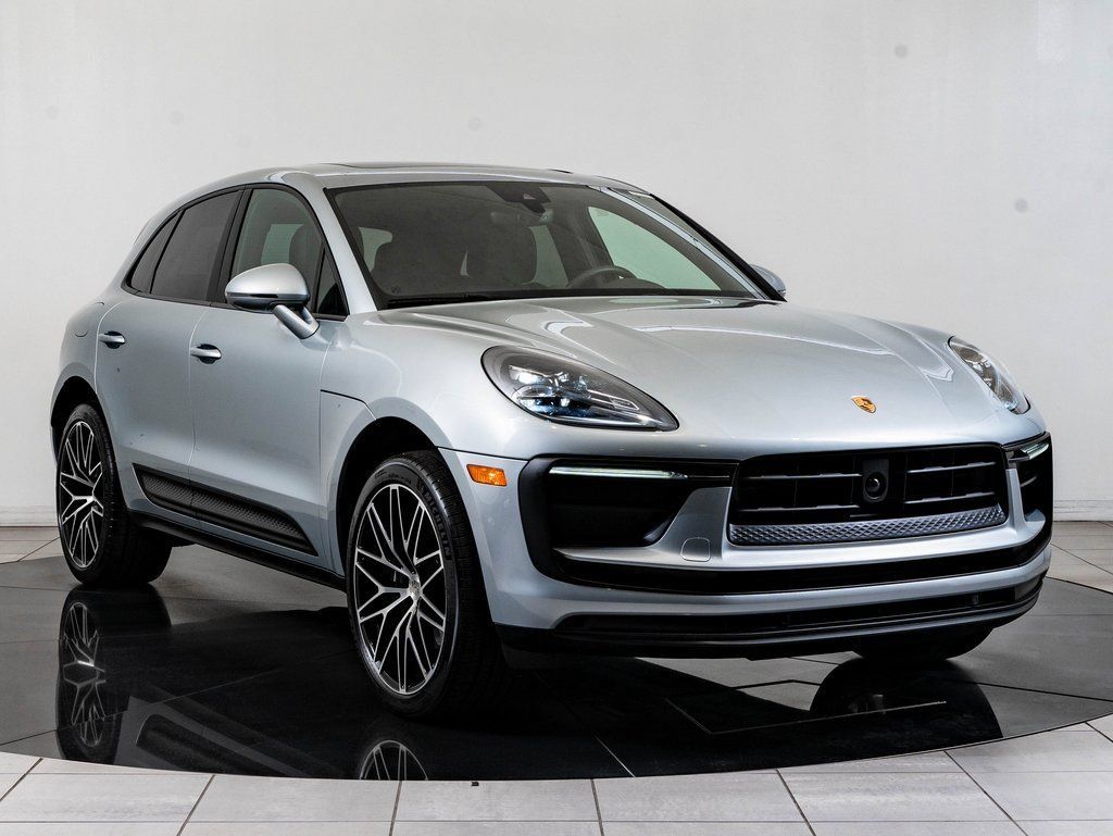 Certified 2025 Porsche Macan AWD/4WD image 10