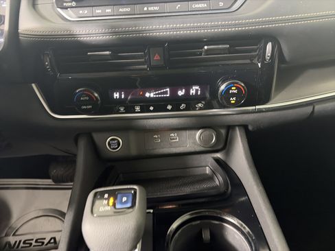 Used 2022 Nissan Rogue SV image 29