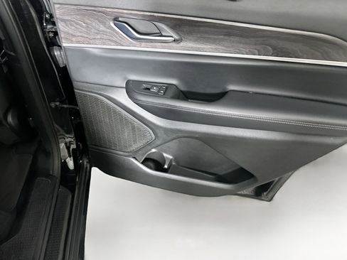 Used 2024 Jeep Grand Cherokee L Limited w/ Luxury Tech Group II image 32