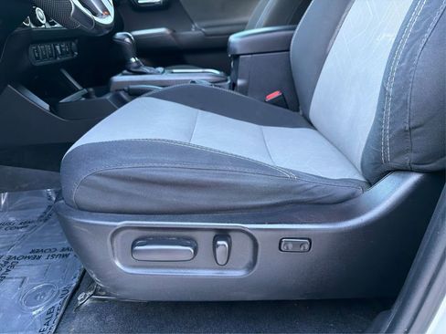 Used 2020 Toyota Tacoma TRD Sport w/ Technology Package image 19