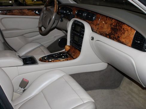 Used 2004 Jaguar XJ8 RWD image 16