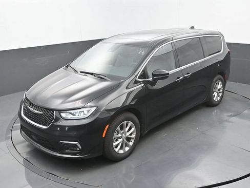 Used 2026 Chrysler Pacifica Limited FWD image 16
