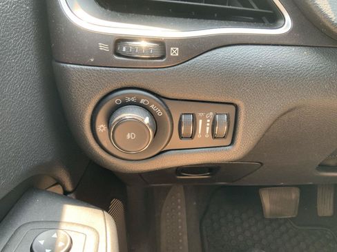 Used 2022 Jeep Cherokee Trailhawk AWD/4WD image 24