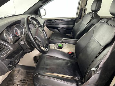 Used 2020 Dodge Grand Caravan SXT FWD image 2