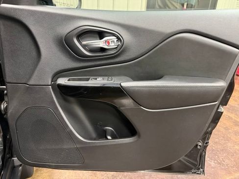 Used 2021 Jeep Cherokee Latitude Plus FWD image 25