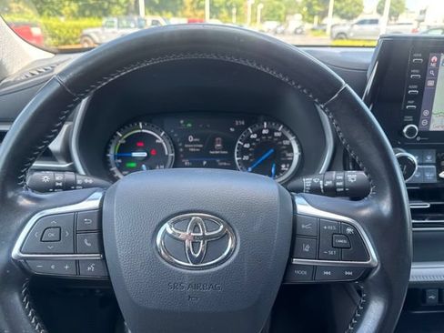 Used 2021 Toyota Highlander XLE AWD/4WD image 10