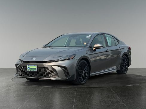 Used 2025 Toyota Camry SE FWD image 3