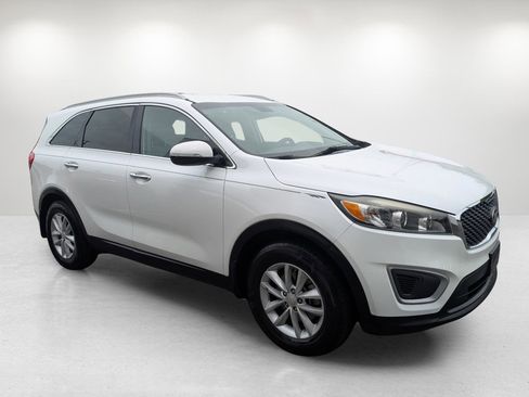 Used 2018 Kia Sorento LX image 3