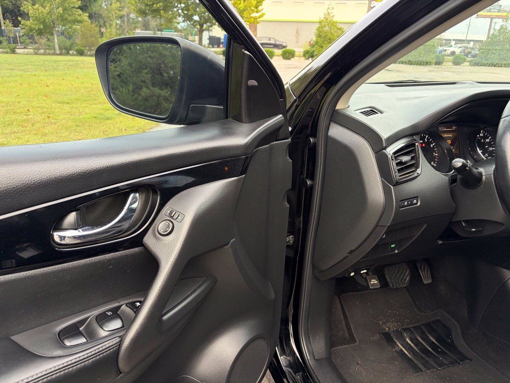 Used 2018 Nissan Rogue Sport SV w/ SV All-Weather Package FWD image 12