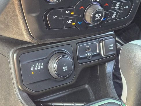 Used 2023 Jeep Renegade Latitude AWD/4WD image 26