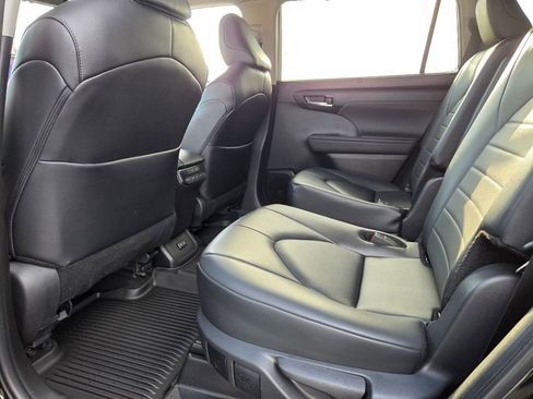 Certified 2024 Toyota Highlander XLE image 5