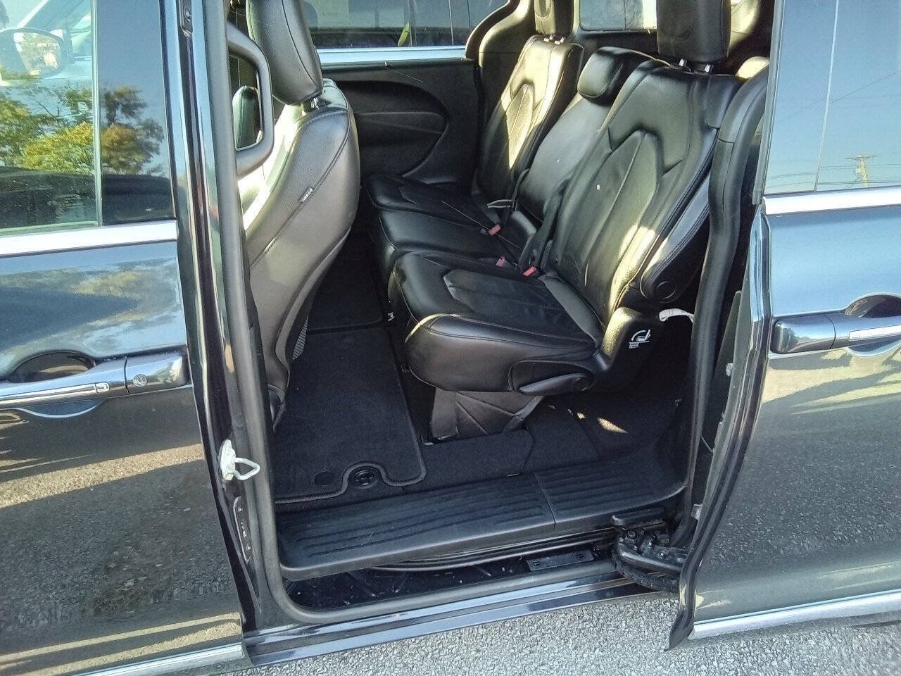 Used 2020 Chrysler Pacifica Touring-L FWD image 12