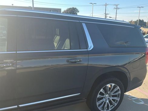 Used 2021 GMC Yukon XL Denali w/ Denali Premium Package image 8