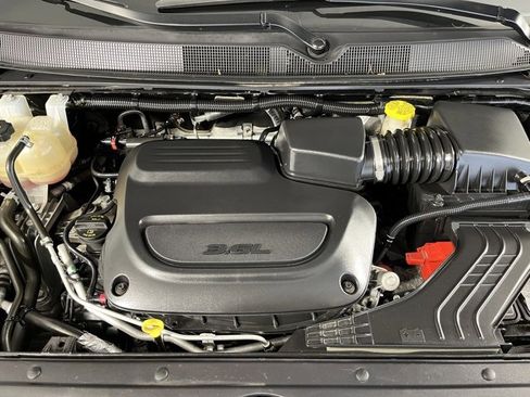 Used 2021 Chrysler Pacifica Touring-L image 44