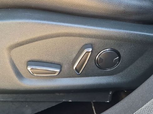 Used 2018 Ford Explorer XLT w/ Equipment Group 202A FWD image 17
