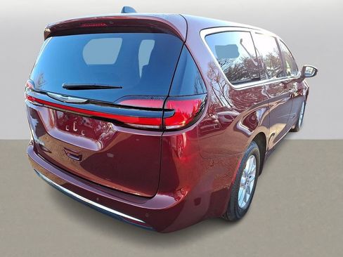 Used 2023 Chrysler Pacifica Touring-L image 4