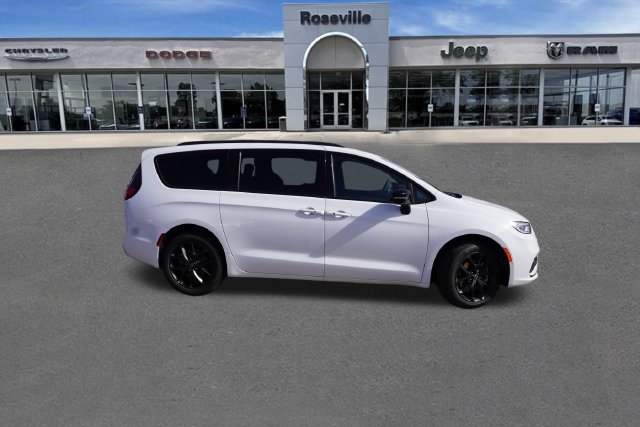 New 2026 Chrysler Pacifica Select w/ S Appearance Package AWD/4WD image 3
