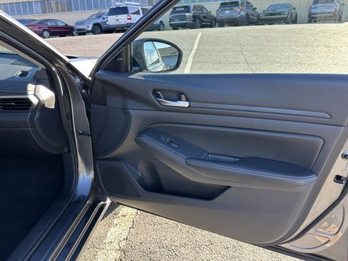 Used 2024 Nissan Altima 2.5 SV image 18