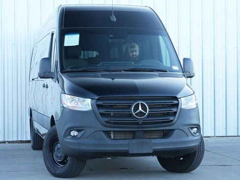 Used 2024 Mercedes-Benz Sprinter 2500 image 4