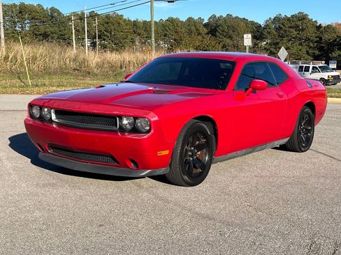 Used 2013 Dodge Challenger SXT image 2