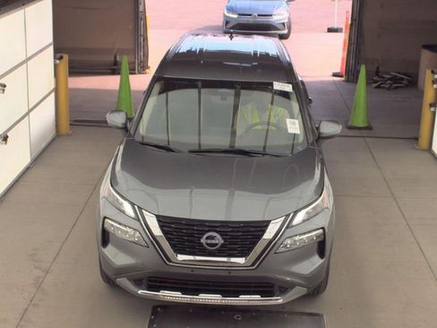 Used 2023 Nissan Rogue SV image 2