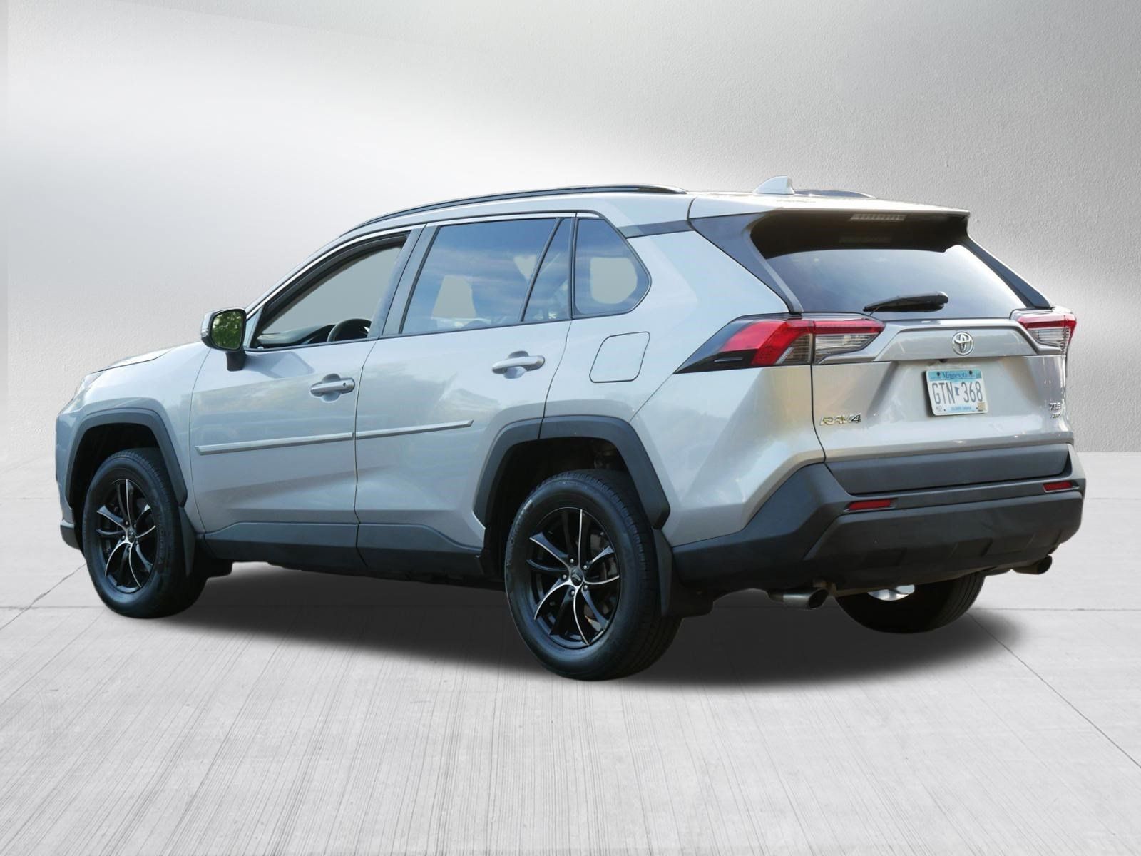 Used 2019 Toyota RAV4 XLE AWD/4WD image 5