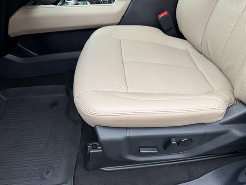 Used 2024 Ford Expedition XLT RWD image 20