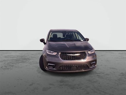 Used 2023 Chrysler Pacifica Touring-L image 3