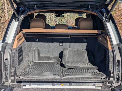 Certified 2025 Land Rover Range Rover SE image 27