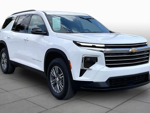 Used 2026 Chevrolet Traverse LT FWD image 3