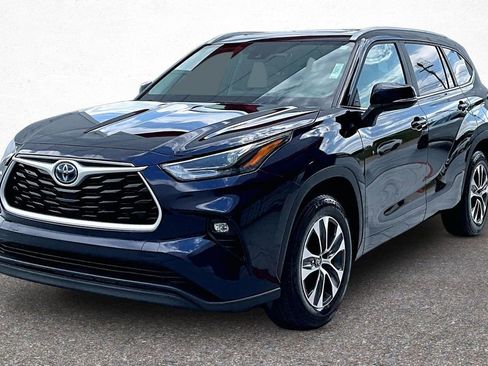 Used 2024 Toyota Highlander XLE image 3