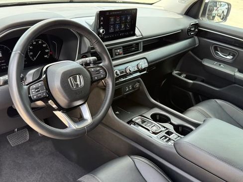 Used 2024 Honda Pilot Touring image 10