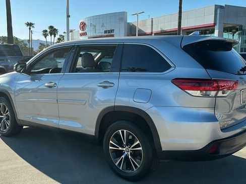 Used 2019 Toyota Highlander Plus w/ Carpet Mat Package (TMS) FWD image 22