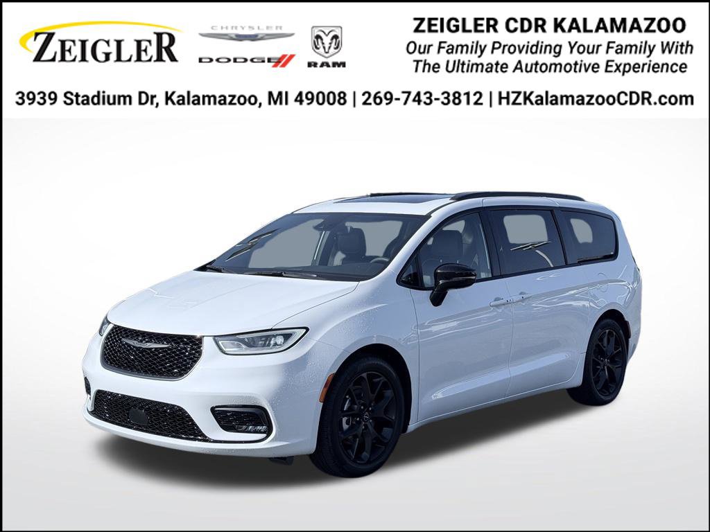 Certified 2025 Chrysler Pacifica Limited FWD image 1
