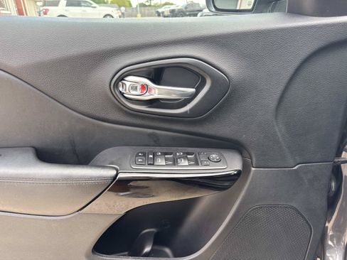 Used 2021 Jeep Cherokee Latitude Plus FWD image 19