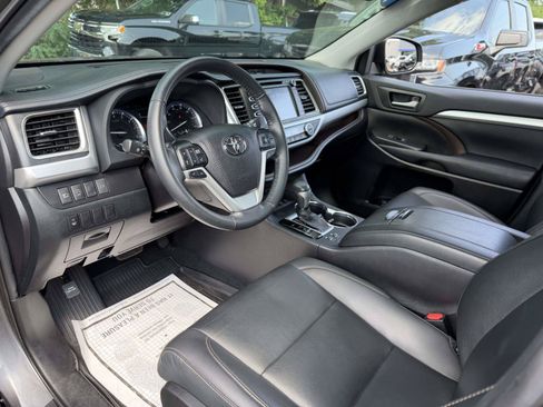 Used 2019 Toyota Highlander XLE AWD/4WD image 13