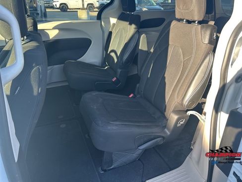 Used 2023 Chrysler Voyager LX image 10