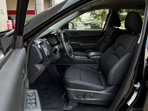 Used 2025 Nissan Pathfinder SV FWD image 10