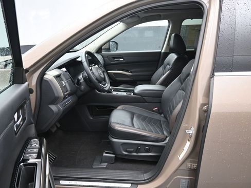 Used 2024 Nissan Pathfinder Platinum w/ Cargo Package AWD/4WD image 36